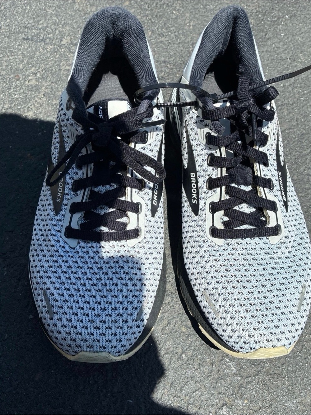 Brooks Women's adrenaline 22 White & Black Athletic Running Shoes Size 7